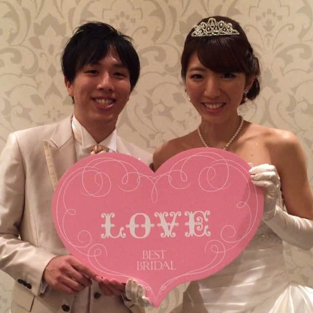 結婚しよう。プロジェクトのインスタグラム：「披露宴直前のお二人！ ぜひ幸せな新郎新婦をシェアしてください！  #結婚しようpj #ベストブライダル #プレ花嫁 #アートグレイス #happy #bridal  #love #cute #weddingphotography  #wedding」