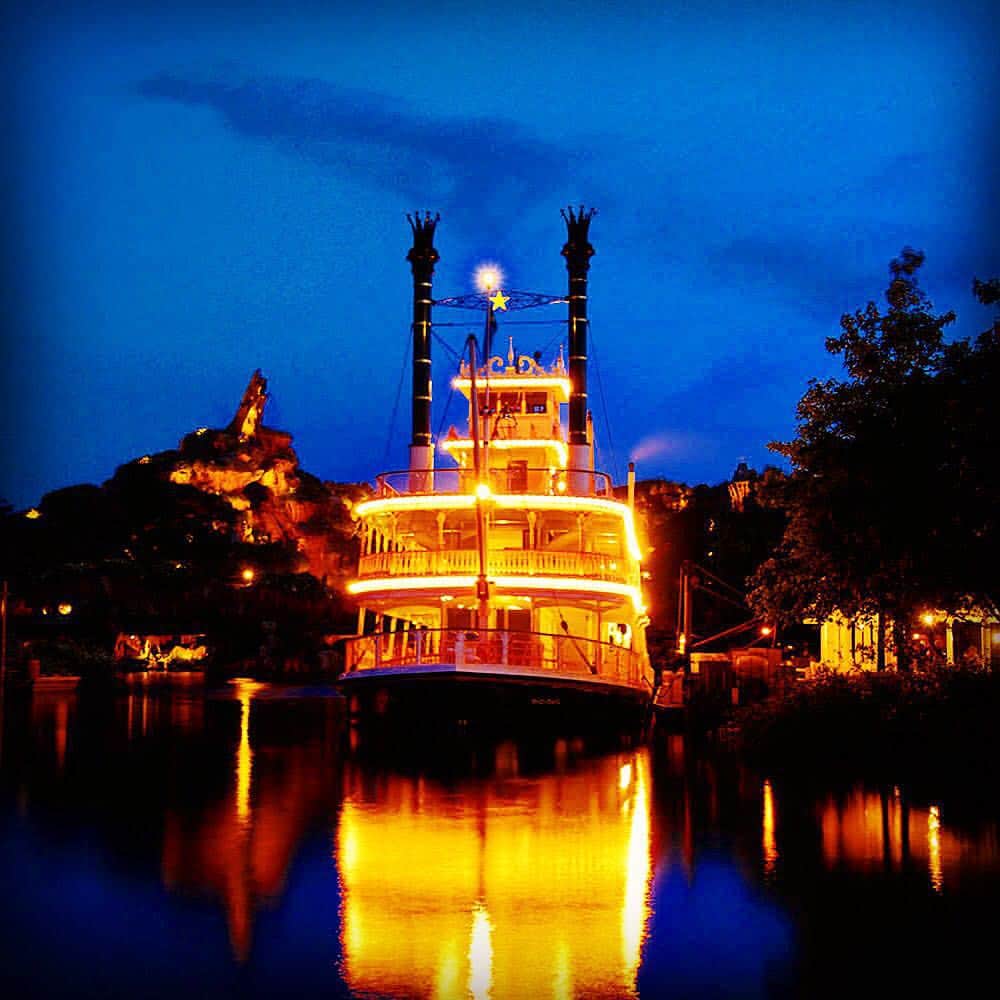 のインスタグラム：「Night view on the river.  Are you ready for a cruise? ナイトクルージングはいかが？  #marktwainriverboat #tokyodisneyland #tokyodisneyresort  #nightview  #蒸気船マークトウェイン号 #東京ディズニーランド #東京ディズニーリゾート #夜景 #クルージング」