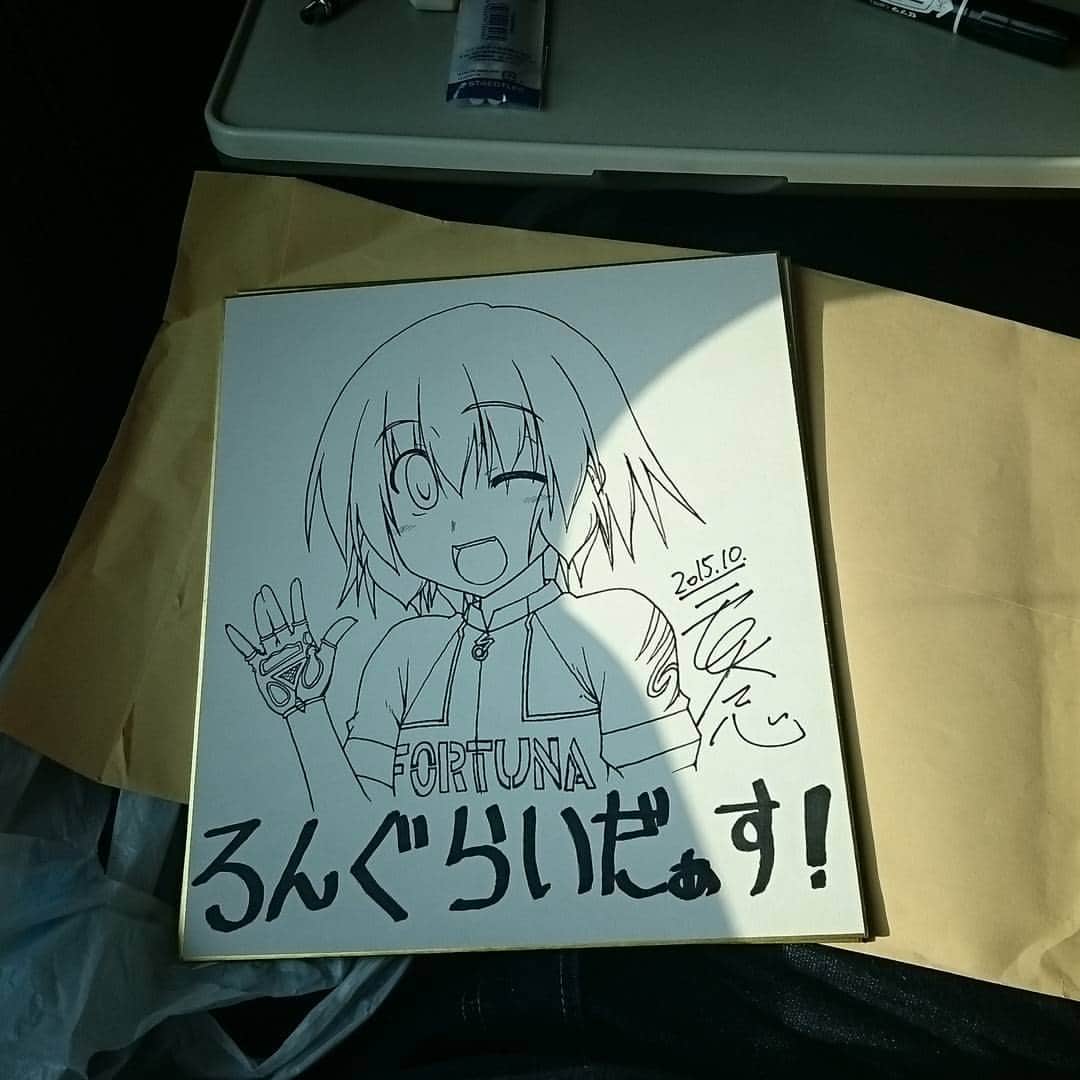 三宅大志のインスタグラム：「銀輪パラダイス参加のため、尾道に向かって移動中。移動の新幹線の中で色紙作業してるのですが、思った以上に揺れて大変ですな(笑)」