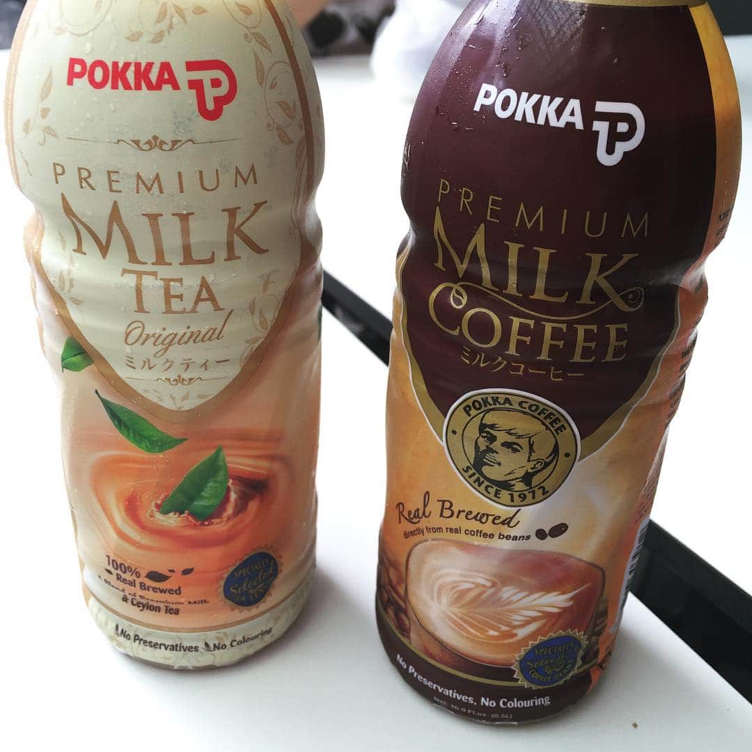 Ella Freyaのインスタグラム：「Nyah the Pokka drinks are just too good #pokka #sg #milktea #milkcoffee」