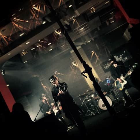 THEMORTALのインスタグラム：「11/11に発売になるアルバム「I AM MORTAL」初回盤に付くmusic videoの撮影現場の一コマ。 アルバムを象徴するような5曲が初回盤に収録されます^_^  現在、Facebookではシェア企画を実施中です。 こちらもチェックよろしくお願いしますね。(^_−)−☆ https://www.facebook.com/TheMortal2015」