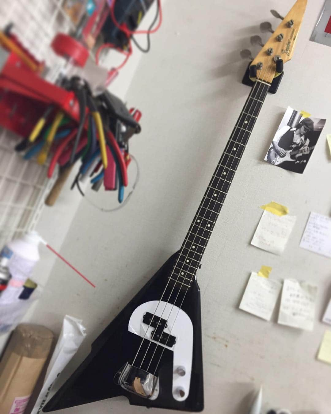 ハマ・オカモトさんのインスタグラム写真 - (ハマ・オカモトInstagram)「Fender KATANA "Phase1" メタルパーツに載せ替え ピックガードをデザインしました 鋭利な本体に対して柔らかいガード  #Fender #Bass #KATANA」10月23日 17時55分 - hama_okamoto