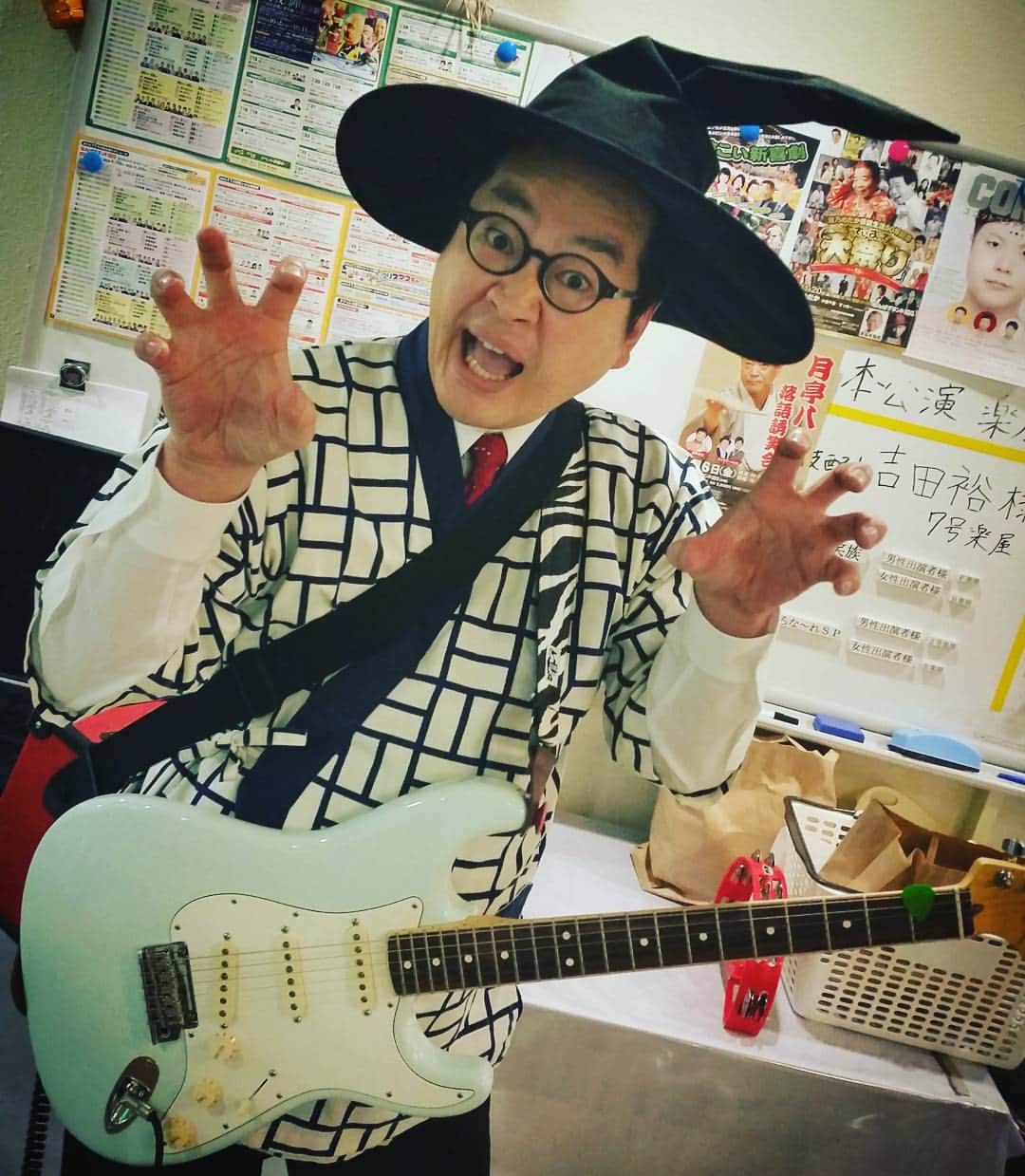 服部ひで子のインスタグラム：「ハロウィーン🎃カスタマイズされた 松浦兄さん🎃✨ #吉本新喜劇 #よしもと新喜劇 #新喜劇 #shinkigeki  #松浦真也 #ホンワカパッパー隊  #ギター #バンマス #天才  #なんばグランド花月 #ハロウィーン #helloween #할로윈  #guitar #기타」