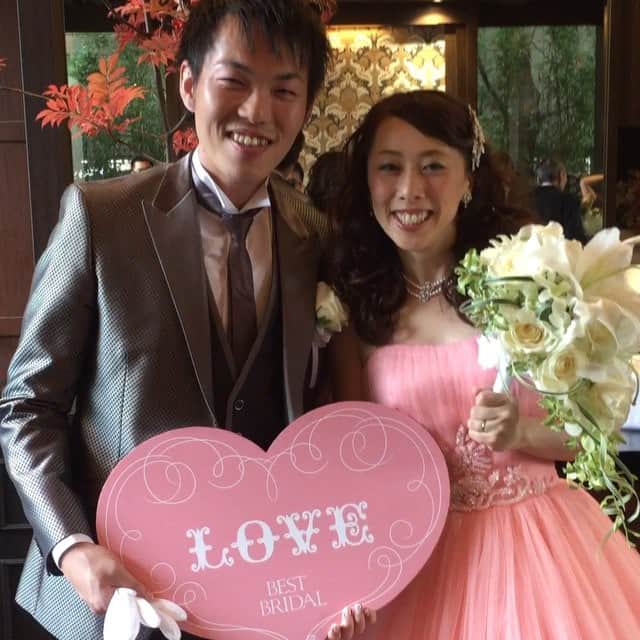 結婚しよう。プロジェクトのインスタグラム：「カラードレスが素敵！ ぜひ幸せなお二人をシェアしてください！  #結婚しようpj #ベストブライダル #プレ花嫁 #アートグレイス #happy #bridal  #love #cute #weddingphotography  #wedding」