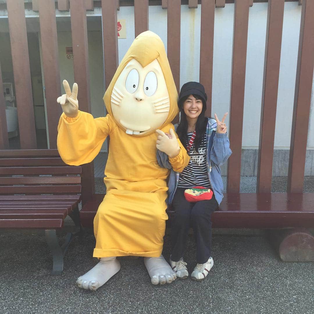 うえむらちかのインスタグラム：「ねずみ男と完全に恋人つなぎw@水木しげる記念館」