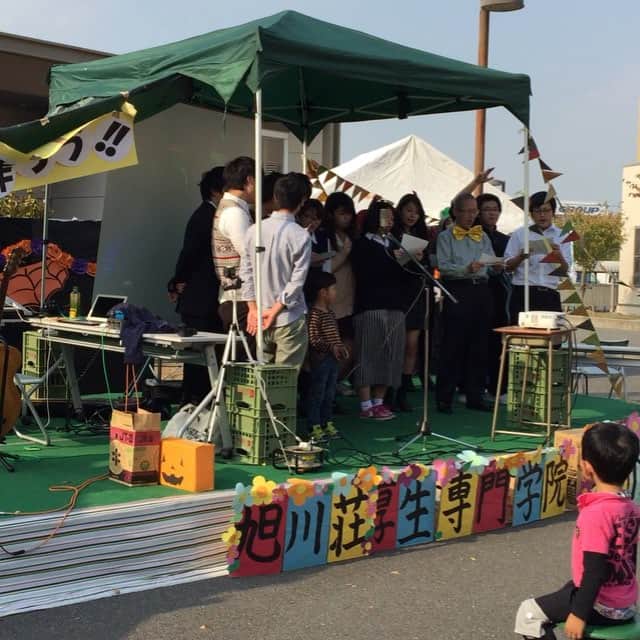 まつきあゆむのインスタグラム：「完成。「吉井川サンセット」という曲を作って学校へ寄贈してきました。ギリギリで入れたイントロの子供達のカウントがいい感じ。」