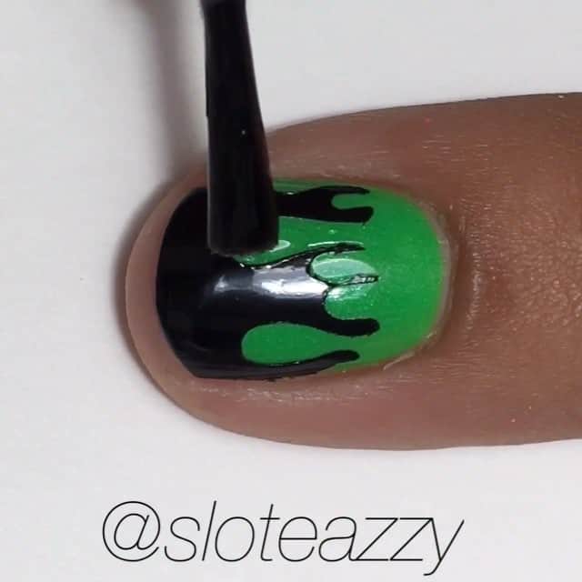 Yasmeenのインスタグラム：「Polished used: @pipedreampolish High Roller (green), @nailnation3000 Black, green glitter from @twinkled_t , all topped with HK Girl (fast drying topcoat) by @glistenandglow1 ☺️ The paint drip 'sticker' is from @vinylquickies , use code 'Yasmeen' for 10% off! 😉 The brush I use to go back and perfect the drips is from @winstonia_store 🙂 Step 1️⃣ Paint nail green and let dry completely! ( I apply a fast drying topcoat to assure my base dries thoroughly)  2️⃣Place sticker and press down firmly! 3️⃣ Paint nail black 4️⃣Remove sticker right away 5️⃣Apply a small amount of topcoat where you're going to put the glitter 6️⃣With a damp brush pick up and place glitter 7️⃣ fix any imperfections with a brush and black polish 8️⃣Topcoat and you're done! 🎵SONG🎵 The Bloody Beetroots- Warp 1.9 (ft. Steve Aoki) #sloteazzytutorials #nailsbysloteazzy」