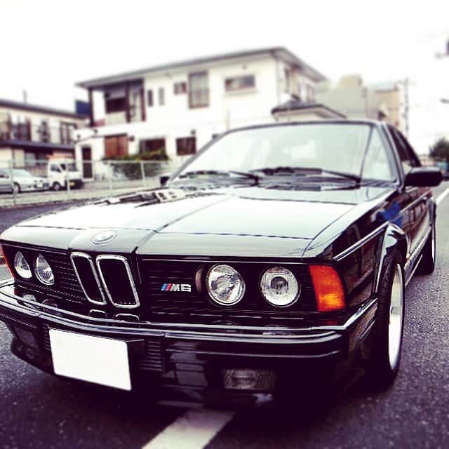 BMW Japanさんのインスタグラム写真 - (BMW JapanInstagram)「ベンベ、と呼ばれるに相応しいのは、やはりこの時代のモデル。コイツがガレージにあるだけで何時間見ていても飽きない。また仕事を頑張ろうと思わせてくれた。丸目4灯、まさにBMW of BMW、初代M6。Mを遡っていく贅沢なクルマ旅。 #bmw #bmwstories #BMWストーリー  次は、あなたのBMWストーリーを聞かせてください。  #bmwstories #BMWストーリー」10月25日 11時01分 - bmwjapan