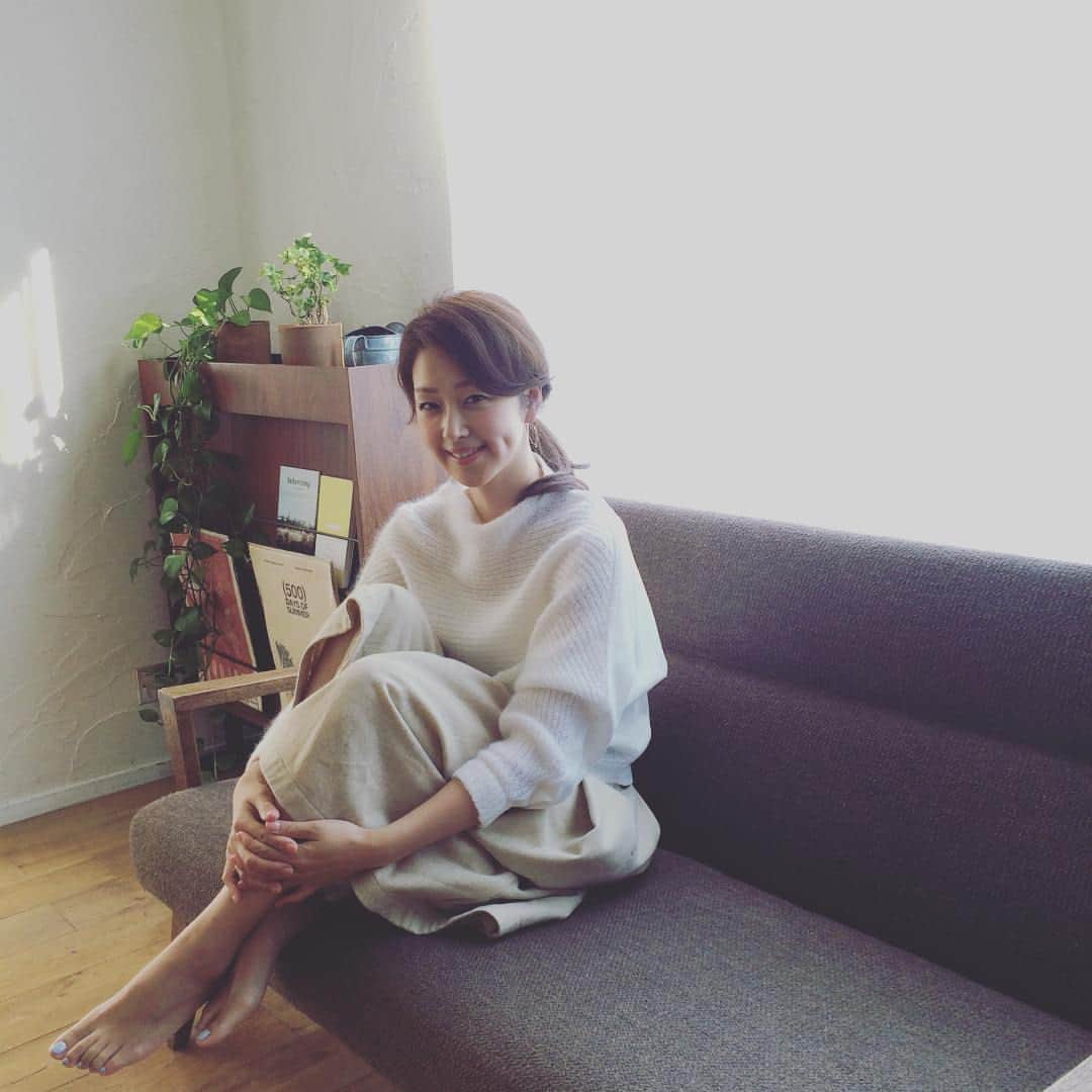 のインスタグラム：「ハッピーサンデー💛 私は朝から撮影中です！  今発売の雑誌 美的にインタビュー記事が載ってますのでぜひチェケらしてください爆😊👍 #ミューニック#munich」