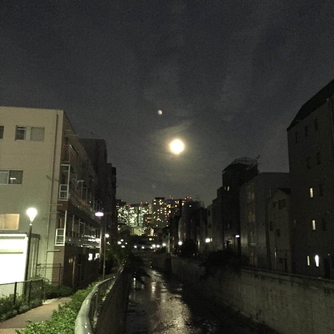 ISSA さんのインスタグラム写真 - (ISSA Instagram)「It's beautiful moon tonight！  #ISSA  #DAPUMP  #撮影は順調かな #まだまだ続くよ #皆んなも同じ月が見られますように」10月26日 17時34分 - issa_hentona