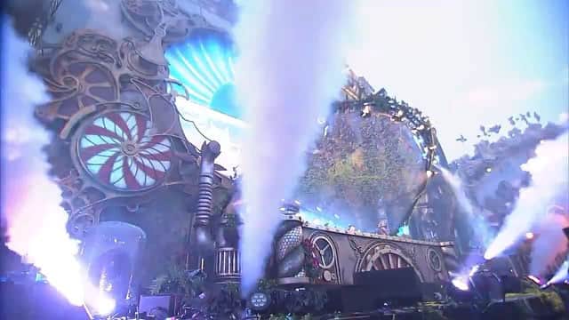 TomorrowWorldのインスタグラム：「@Yves_V building up a powerful memory on #TomorrowWorld's Mainstage.」