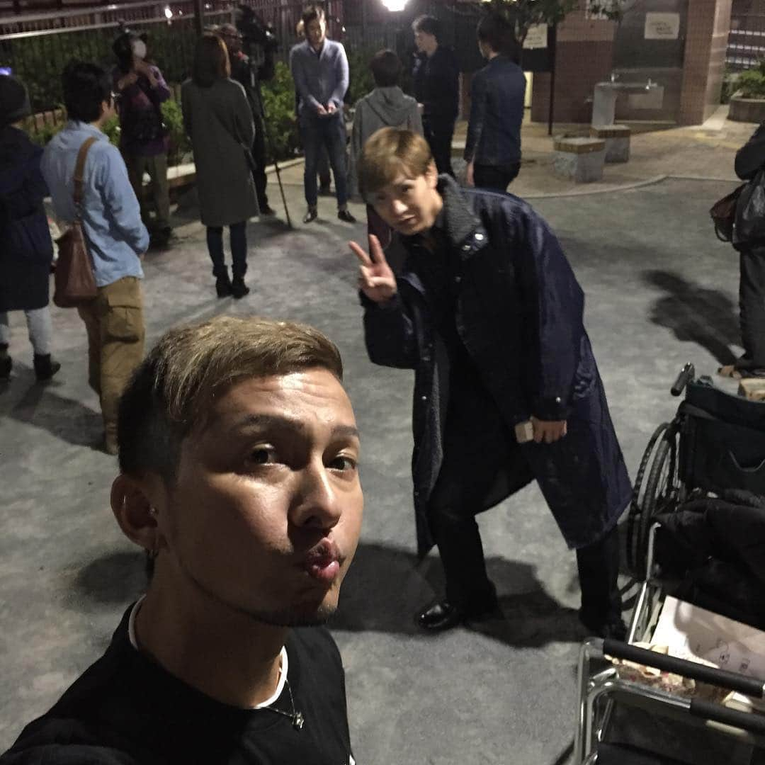 ISSA さんのインスタグラム写真 - (ISSA Instagram)「Today's last scene with IZAM！  #ISSA  #DAPUMP  #IZAM #来春公開 #梟 #イザムんと日に日に仲良くなるよ #何せ劇中の相方だからね #明日も早朝から頑張るぞ #皆んな応援してくれなきゃやだかんね #そうじゃなかったらプンプンだよ #何言ってんだかオレ #現実に戻れオレ #このキャラは劇中の主人公とは関係ありません #失礼シマウマ #こんなオレに付き合ってくれた皆んなに素敵な夜が訪れますように」10月28日 0時25分 - issa_hentona