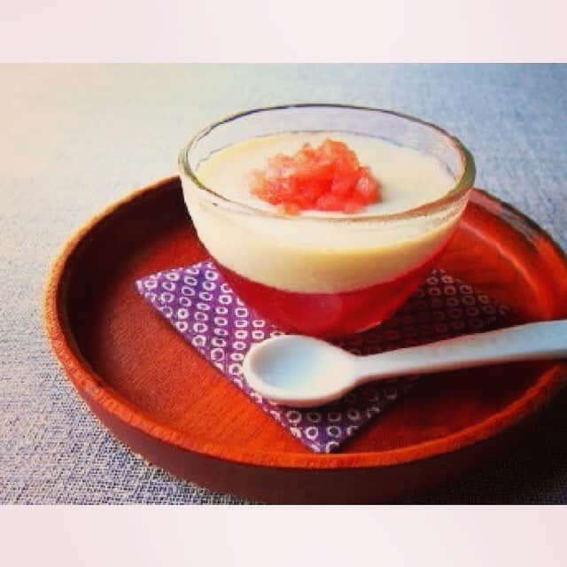 ナチュララボのインスタグラム：「♡*♡*♡*♡*♡*♡*♡*♡* ＼スイーツで、即痩せ！／ 簡単！ダイエットレシピ♪ 【ピーチベリーゼリー】 ～季節のフルーツを添えて～ 「 #美味しい酵素 #ピーチベリー味 」を ゼラチンと混ぜて作ったゼリーです！ * * 少し濃い目にパウダーを使ってゼリーを作ってみたら、簡単＆あま～いおやつに♪ * * ベリージュースで割ってから作れば、酸味も感じられるフレッシュなスイーツになりますよ！ * * #美味しい酵素プラセンタ60000 #パウダー #ダイエット #diet #ダイエットレシピ #recipe #酵素 #プラセンタ #スイーツ #ダイエット酵素 #美味しい酵素　#梅 #ピーチ #ヨーグルト #ゼリー #ゼラチン #フルーツ #痩せている人の共通点とは…  #ナチュララボ #naturalabo　#style #tokyo #japan #happy　#instagram #instagood　#instalove #follow @n_labo」