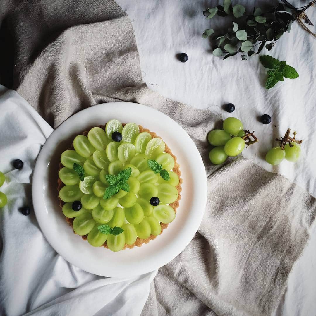 Mikaのインスタグラム：「cheese tarte.  シャインマスカットのチーズタルト.  これ１ヶ月以上前に撮っていたやつ(._.) シャインマスカット系だいぶ出遅れちゃったけど記念にpost.」