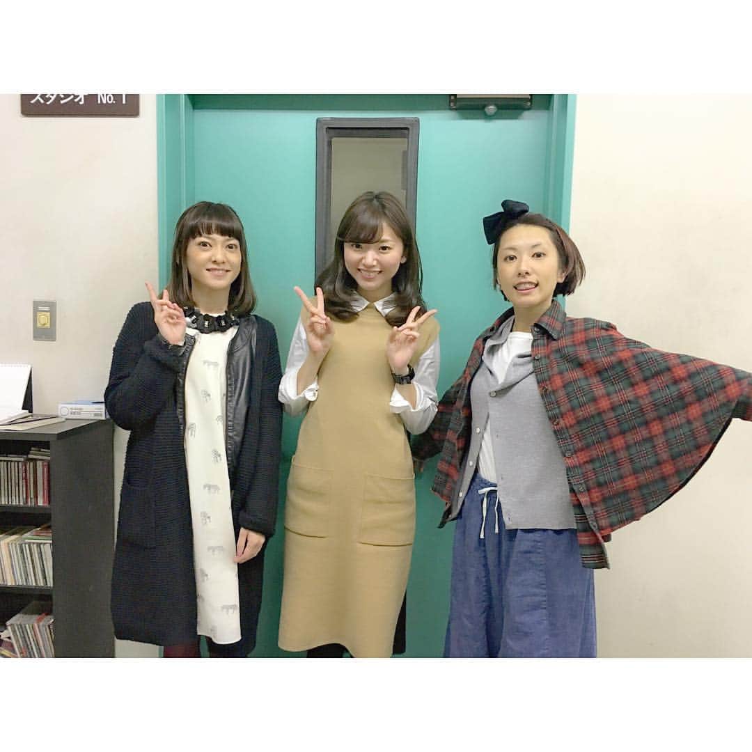 的場絢香さんのインスタグラム写真 - (的場絢香Instagram)「#20151112 Charisma.comのゴンチさんといつかさんが、ロケで金沢に来られてて、エフエム石川に寄ってくださいました！ 放送後にバッタリお会いできて、嬉しかったですー！！ お二人とも小柄で華奢で可愛くて、曲とのギャップにやられました！！(笑) ありがとうございました♫ #Charismacom #カリスマドットコム #エフエム石川」11月12日 21時41分 - ayaka_matoba