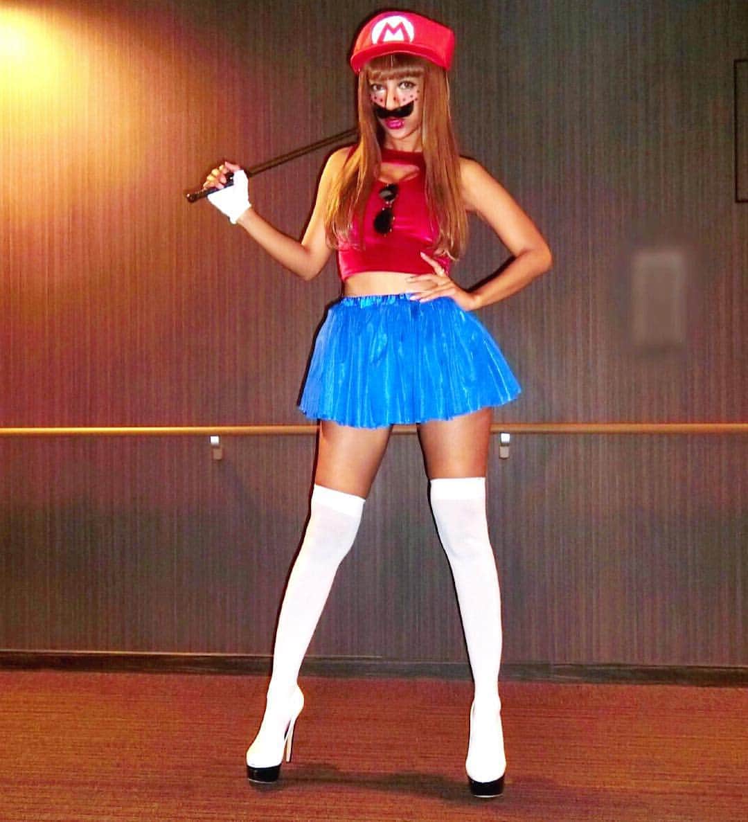 ユリサのインスタグラム：「Mamma mia💋 出来上がり❤ 今年のプライベートハロウィンはマリオ🍄 なぜかムチ持ってみた。笑 強そうだろ♥︎ #マンマミーア #MammaMia #Halloween #ハロウィン #マリオ #mario #whip」