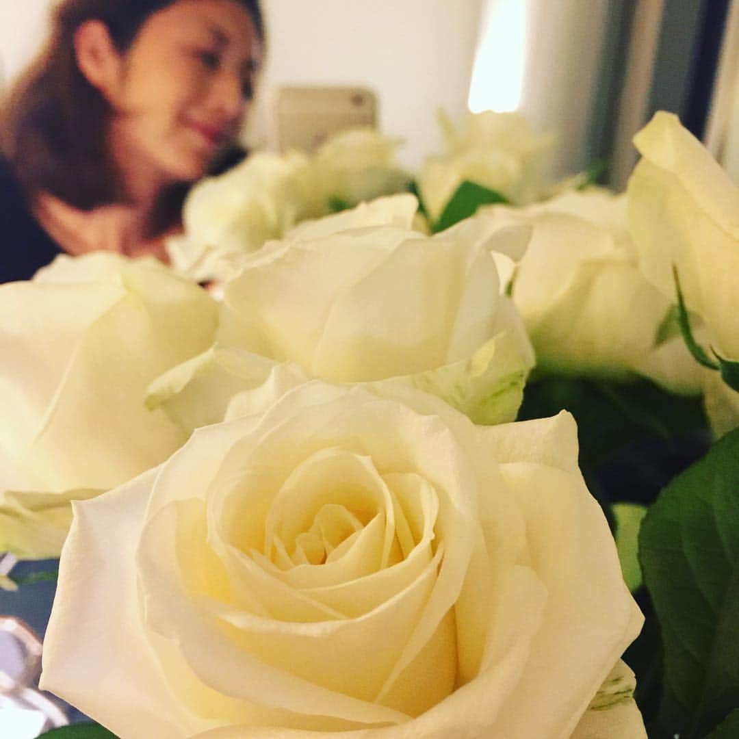 高岡早紀 さんのインスタグラム写真 - (高岡早紀 Instagram)「大阪に来たよ。。お部屋には白い薔薇とフルーツ。。 なんだかとても嬉しい。。」10月29日 22時11分 - saki_takaoka