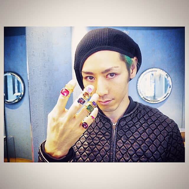 小林尊のインスタグラム：「each beautiful stone holds the power to charge one's energy... all upon my fingers💎💎💎 それぞれの石の力をチャージ  #gemamonggems #MarieHelenedeTaillac #マリーエレーヌドゥタイヤック #宝石の中の宝石 #mhtny」