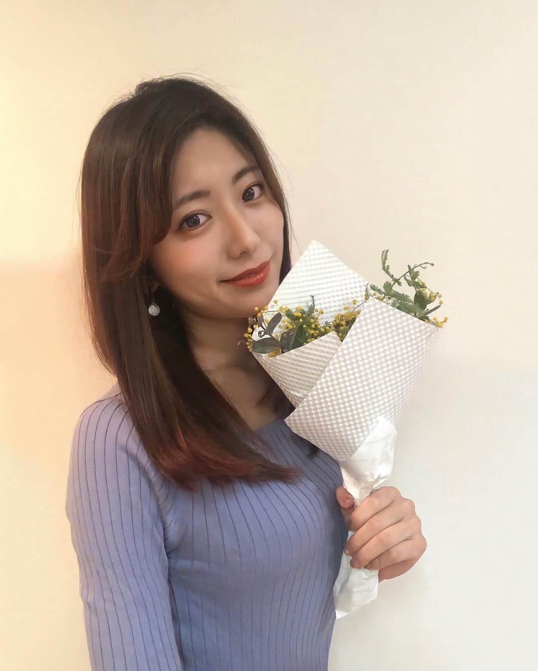 白戸ゆめのさんのインスタグラム写真 - (白戸ゆめのInstagram)「🌼 . 3/8に載せようと思っていたミモザちゃん いろいろと先週からバタバタしていたので 載せるのがうんと遅くなっちゃいました笑 . しばらく投稿できてなくてご心配をおかけしました💦 白戸、元気ですのでご安心を🤗 季節の変わり目、皆さん体調気をつけて下さいね🌸 . #国際女性デー #遅どり #ミモザ」3月11日 20時14分 - yumeno.s_