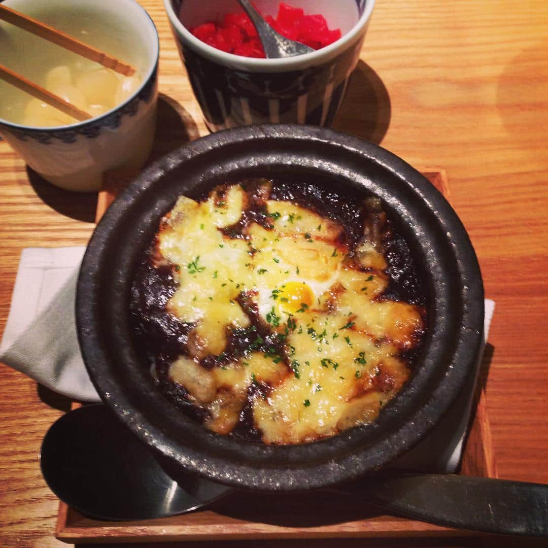 志摩有子さんのインスタグラム写真 - (志摩有子Instagram)「博多のお店らしく、締めに焼きカレーも食べちゃった。昨日からの新メニュー。かろうじてスモールサイズを。 #焼きカレー #ミニサイズ #深夜のめしテロ #friday_curry  #一度寝落ちししてからのこの時間のポスト」10月31日 4時50分 - ariko418