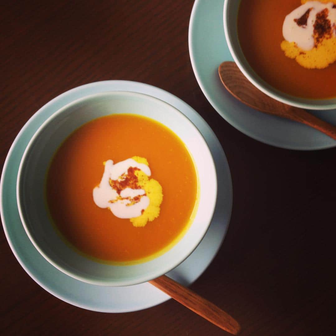 志摩有子さんのインスタグラム写真 - (志摩有子Instagram)「ハッピーハロウィン🎃 ランチに南瓜のポタージュ。 仕上げに生クリームとナツメグをひとふり。 #halloween #pumpkin  #soup #ハロウィン #カボチャ #スープストックアリコ」10月31日 13時07分 - ariko418
