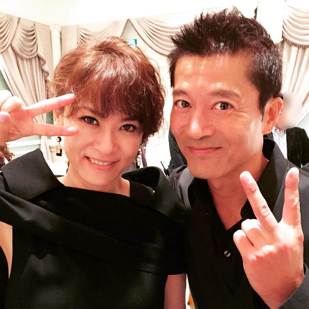 鈴木砂羽さんのインスタグラム写真 - (鈴木砂羽Instagram)「「相棒」以来、超お久しぶりの寺脇さん。 また夫婦役できて嬉しかったので、 ツーショットも載っけちゃお＼(^o^)／ #俺物語 #寺脇康文 #映画観てね #好きだ」10月31日 21時35分 - bombon_sawa