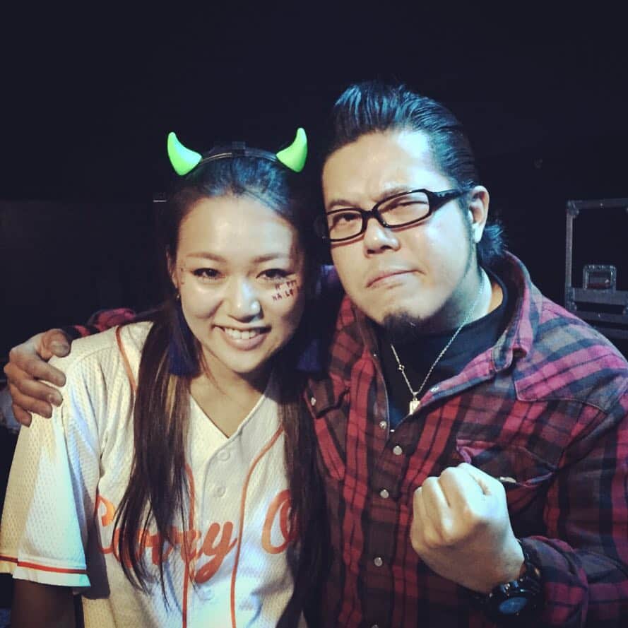 tae のインスタグラム：「サンホールへ見に来てくれたみんなありがとー！！！ 堺の先輩、チャイナのアニキも来てくれた〜〜〜♡ 彼のドラムは最高にクールで、めっちゃシビれるよ！ ドラマーはライブを要チェック！ #ドギマズン #thechinawifemotors #oreskaband #drummer #尊敬と憧れ #Sakai #halloween2015 #sunhall」