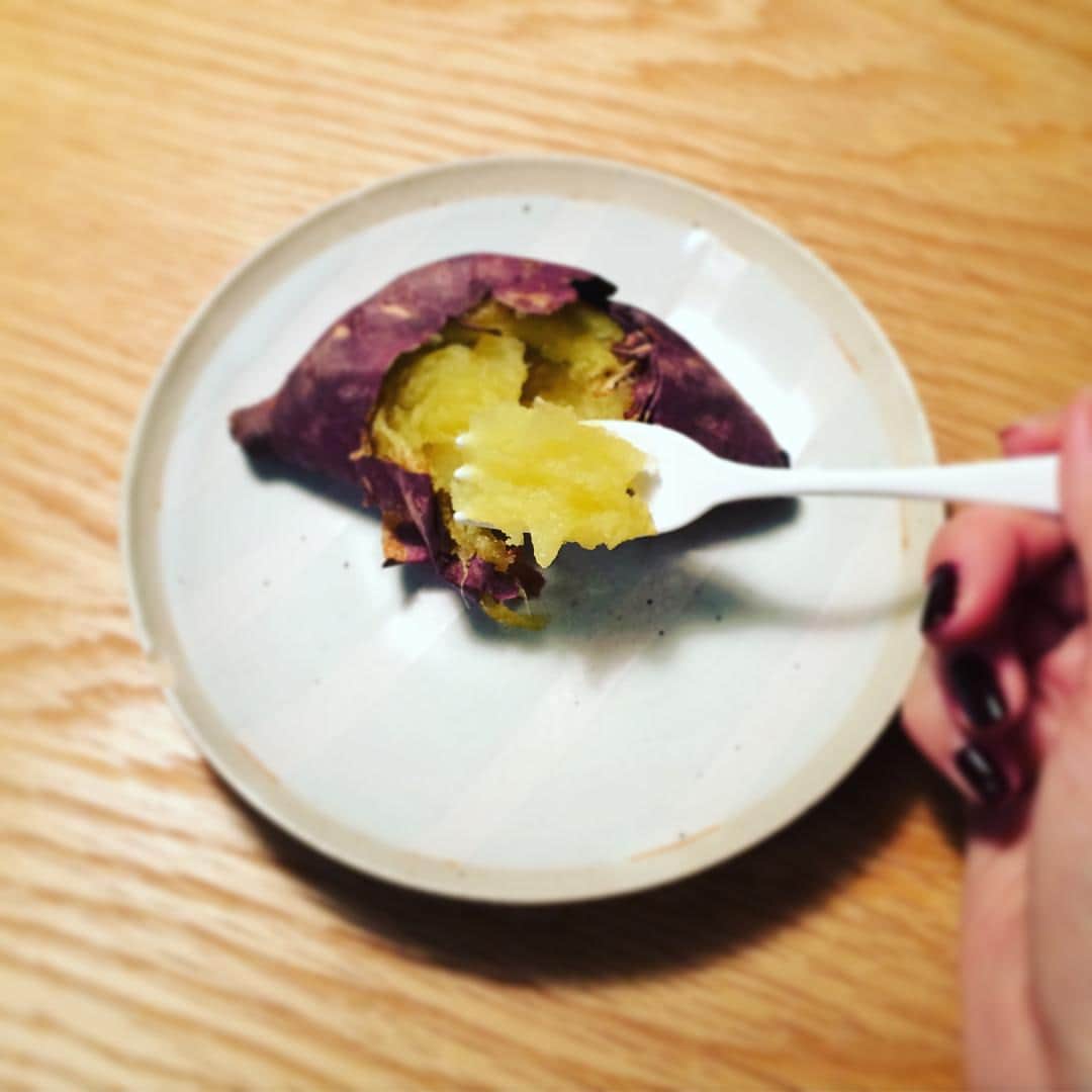 のインスタグラム：「秋。 焼き芋な夜。。🍠 サイレーンを見ながら。。 😊」