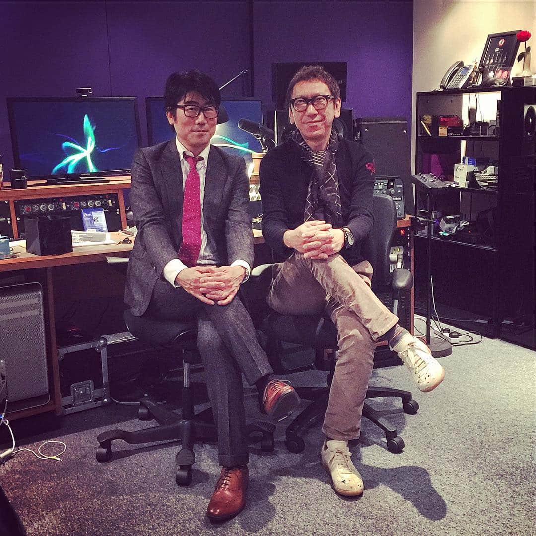布袋寅泰さんのインスタグラム写真 - (布袋寅泰Instagram)「亀田くんがスタジオに遊びに来てくれた。彼もまた世界を目指す音楽の同士。 #hotei #hotei_official #kameda #music #london #亀田誠治 #studio」11月4日 2時57分 - hotei_official