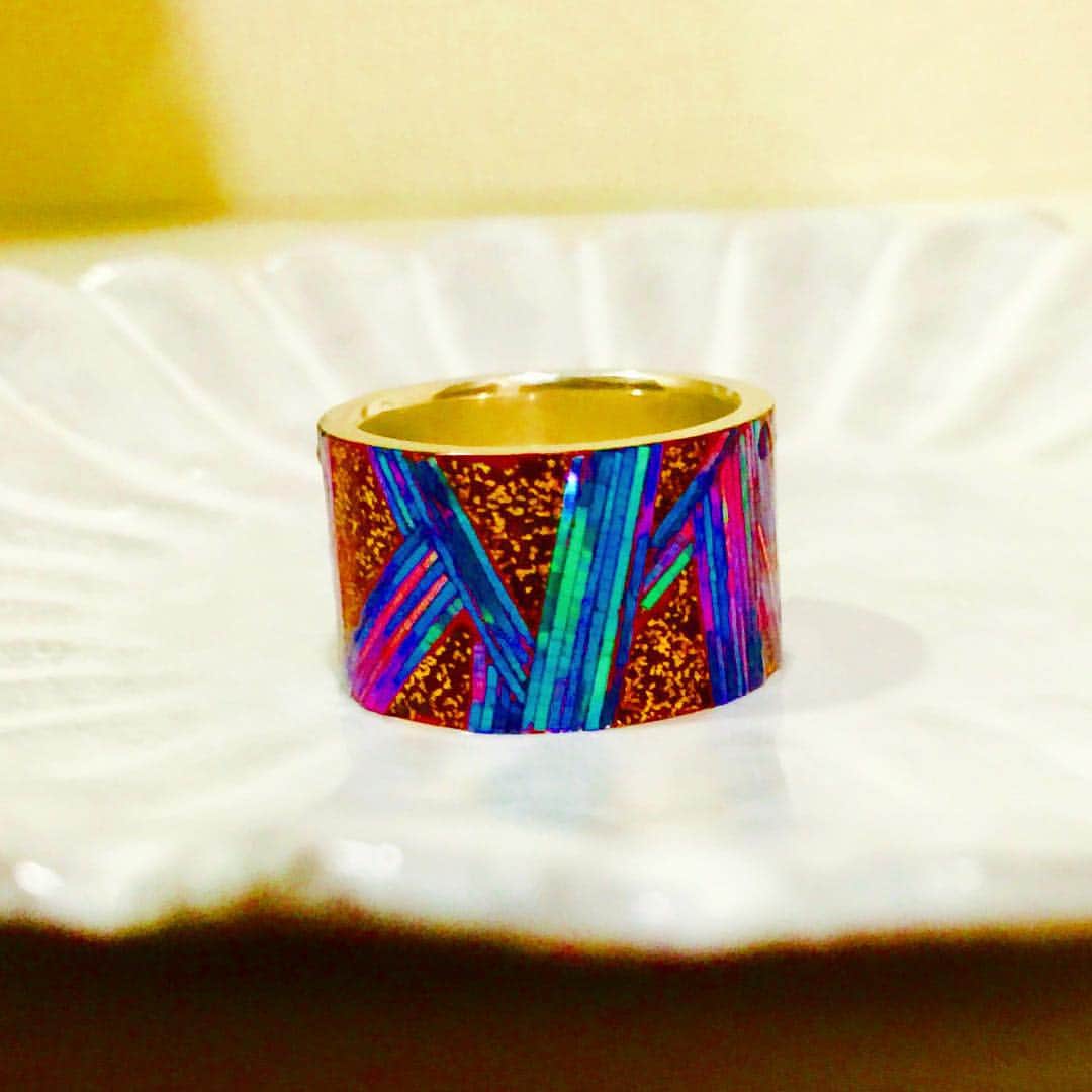 内山理名さんのインスタグラム写真 - (内山理名Instagram)「マネージャーさんから♡ 漆の指輪って興味ありますか〜？と綺麗な指輪の画像が沢山送られてきて…って、興味は正直全くなかったんだけど画像を見た瞬間にあまりの綺麗さと斬新なデザインに心奪われまくりました… #漆 #指輪 #astiedevillatte」11月4日 18時21分 - rinauchiyama_official