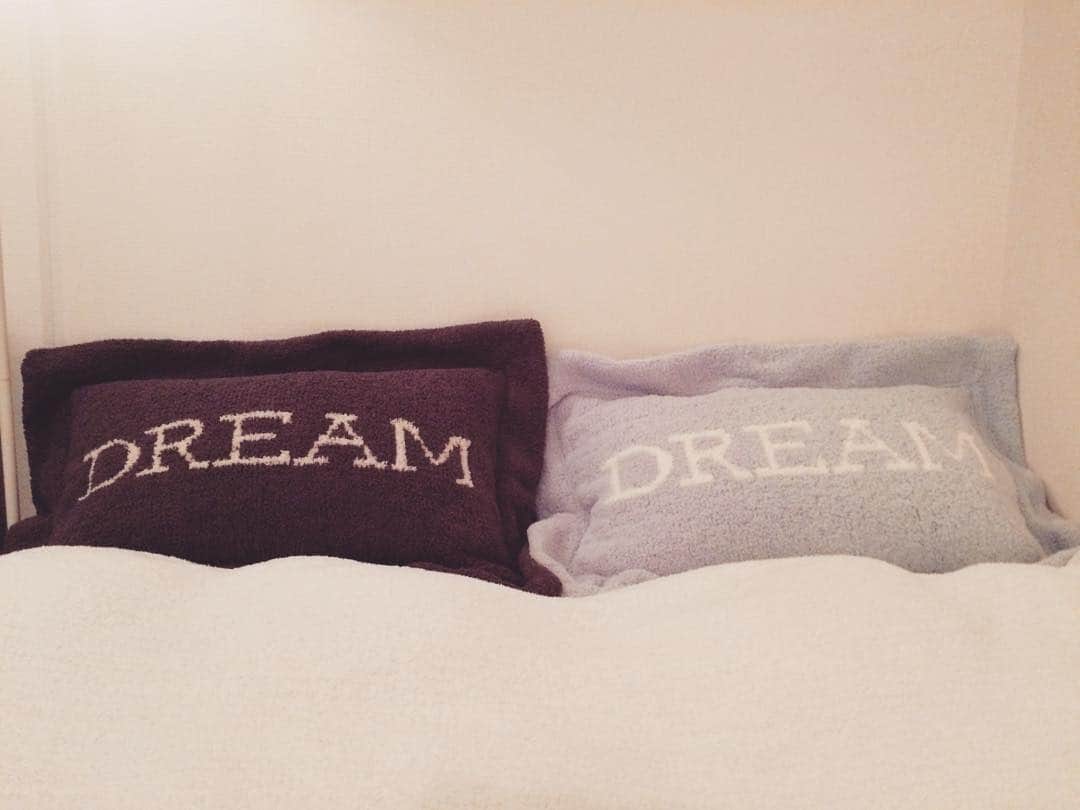 RENA さんのインスタグラム写真 - (RENA Instagram)「Kashwere pillow cases;)🛀🌠 ． 新色のチャコールと水色で今日から更に快眠💫 ． ブランケットも大好きカシウェア😊 ． Have a good dream;) . #kashwere #カシウェア #六本木ヒルズ #Bed #sleep #睡眠 #relax #dream #ベッド #快眠 #athome #新色 #pillow #枕 #instagood」11月4日 20時33分 - rena_flare