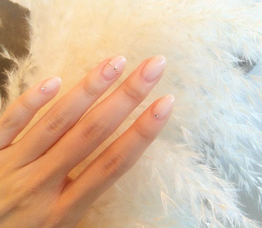 泉里香さんのインスタグラム写真 - (泉里香Instagram)「#ネイル 💅 #ピンクベージュ#シンプルネイル  #JILLlovers#原宿#ジルアンドラバーズ#pink#beige#studs#stone#nail」11月6日 15時26分 - rika_izumi_