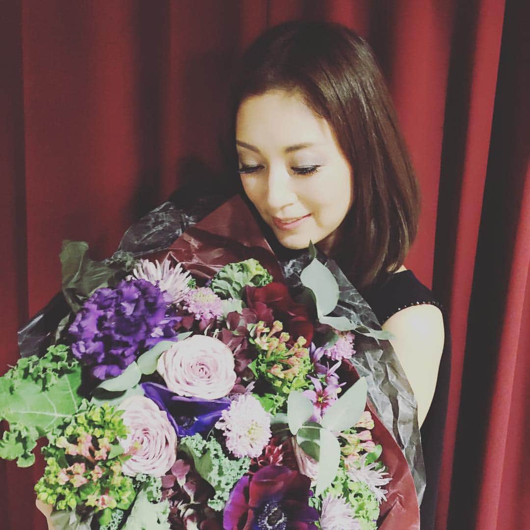 高岡早紀 さんのインスタグラム写真 - (高岡早紀 Instagram)「とっても素敵なお花やさん@flowernoritakeさんからのプレゼント。嬉しい。。」11月6日 8時23分 - saki_takaoka