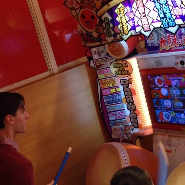 フランシス・ブードロー＝オデのインスタグラム：「Had some fun at the arcade after competing 😂😜👾 Sumi-chan is so good! すごい!! #arcade #drums」