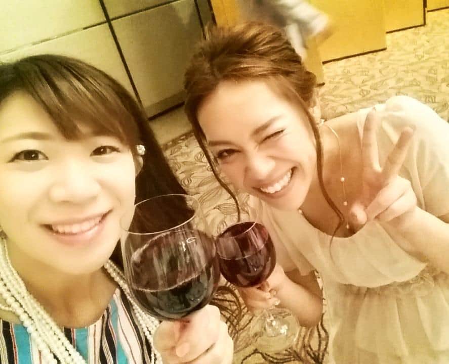 服部ひで子のインスタグラム：「🌸結婚披露宴🌸 しあわせ お裾分けしていただきました😌～Happy⭐！！！ 鈴乃ちゃんとワインと私🍷✨ #披露宴 #party #congratulation #家門鈴乃 #服部ひで子」