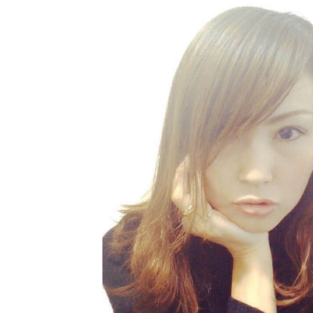 shenaaa16のインスタグラム：「♡⍢⃝♡ ✫  長男にカットの予約を 頼まれていたので… お店まで〜♥︎⍤⃝ ✫  わたしまで切りたい衝動に駆られ… 予約したものの、 伸びた前髪と傷んだ後ろ髪の 行く先決まらず〜(๑˃꒳˂๑)！」