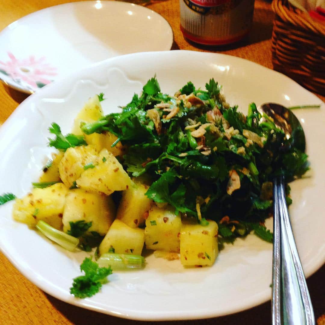 志摩有子さんのインスタグラム写真 - (志摩有子Instagram)「年内に松戸に移転するという知らせにいてもたってもいられず、オーセンティックに。パクチーとパイナップルのサラダの盛り合わせ。フルーツなのに塩っぱくてスパイシーなのが新鮮。  #ベトナム料理 #浅草 #パクチーマニア」11月6日 22時37分 - ariko418