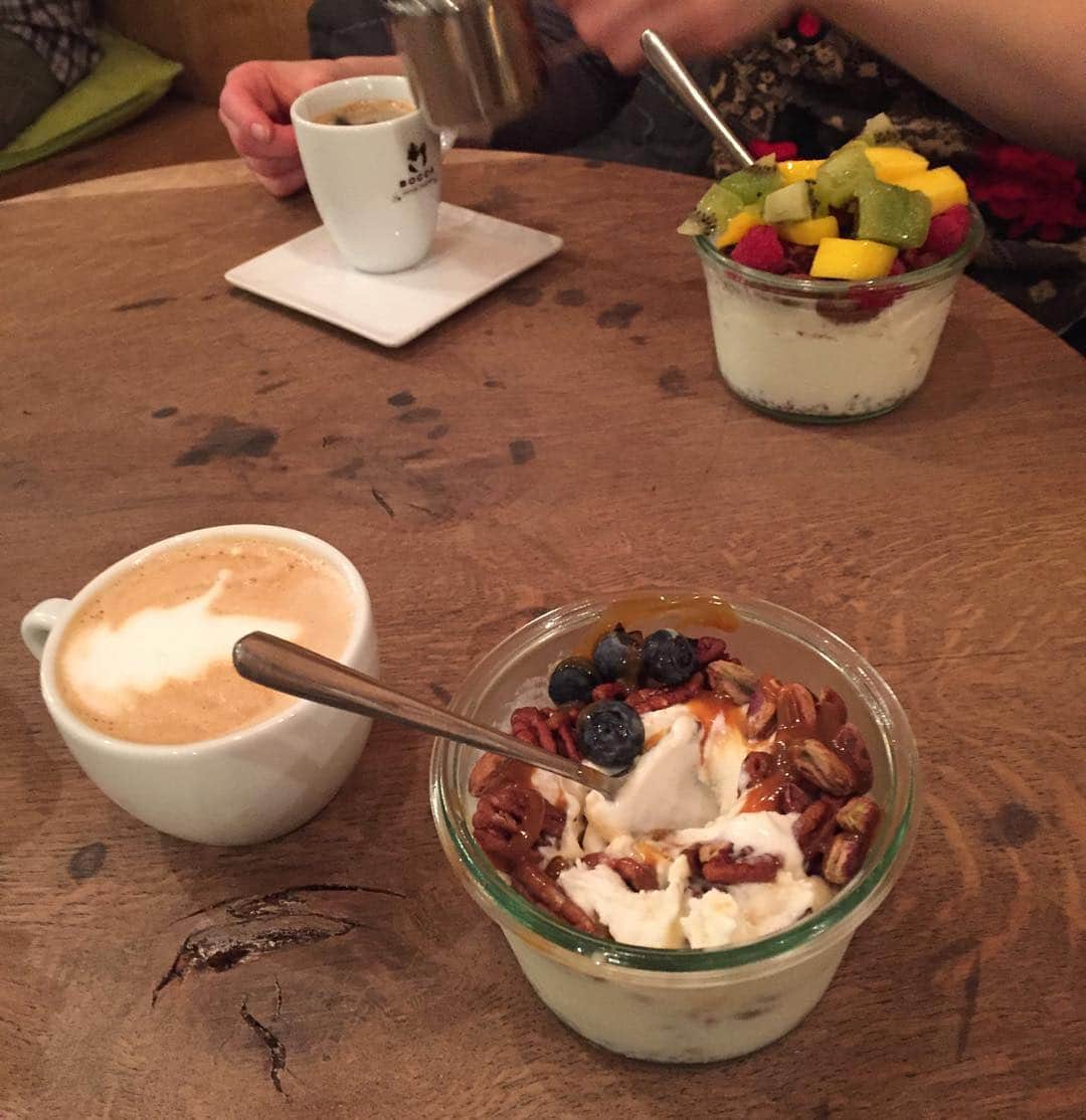 Ella Freyaのインスタグラム：「That moment when life's pretty good 😍😍 @saskiax7 #theyoghurtbarn #froyo #yas」