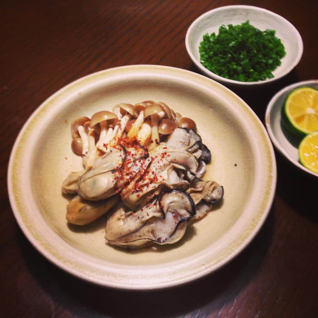 志摩有子さんのインスタグラム写真 - (志摩有子Instagram)「そろそろ季節到来の牡蠣を昆布焼きに。フライパンに昆布を敷いて牡蠣をのせ、日本酒を振って焼くだけ。すだちと一味、醤油をひとたらしして食す。 #晩ごはん #牡蠣 #昆布焼き #日本酒に合う #呑むしかない」11月7日 20時41分 - ariko418