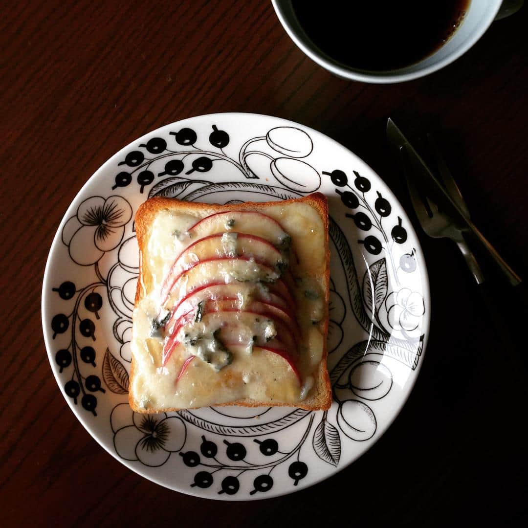 志摩有子さんのインスタグラム写真 - (志摩有子Instagram)「雨の日曜日。2日目はリンゴとゴルゴンゾーラのトーストを。仕上げにハチミツ。こちらもとろーっとカリっと結構なお手前で👍 #GM #sunday #balmuda #toaster #バルミューダ #チーズトースト #リンゴ #ゴルゴンゾーラ #ペリカン #角食 #パン充 #arikoの食卓」11月8日 10時23分 - ariko418