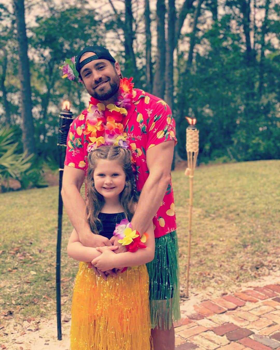 ヒラリー・スコットさんのインスタグラム写真 - (ヒラリー・スコットInstagram)「When the Daddy Daughter Luau gets cancelled bc it’s safer to #stayhome you bring it to the backyard. 😍」4月15日 11時04分 - hillaryscottla