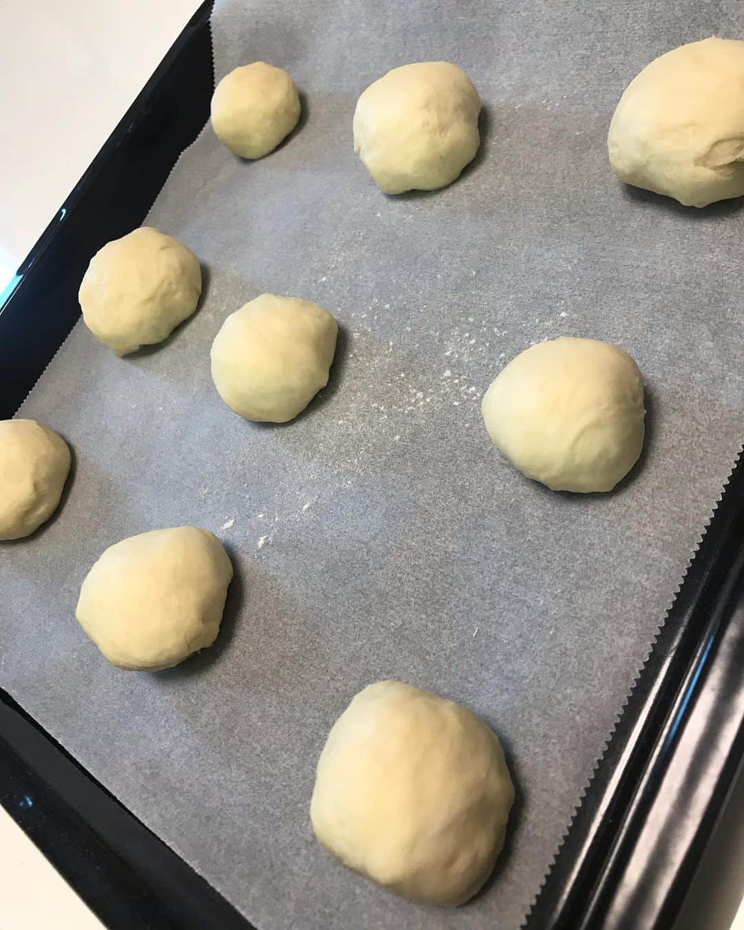 小林亜里紗さんのインスタグラム写真 - (小林亜里紗Instagram)「ムスメの要請を受け、昨日は朝から  #パン作り #おうち時間 ちょっと焦げた🤣  #ランチ　は #出来立てパン　と #トマトリゾット　♡  パンの焼ける匂い好きすぎる。  しまじろう好きのムスメ、まるりんみたいにパン作る！と。  また作ろうね♪次は焦げさせない🤣」4月15日 10時58分 - teketekearinko