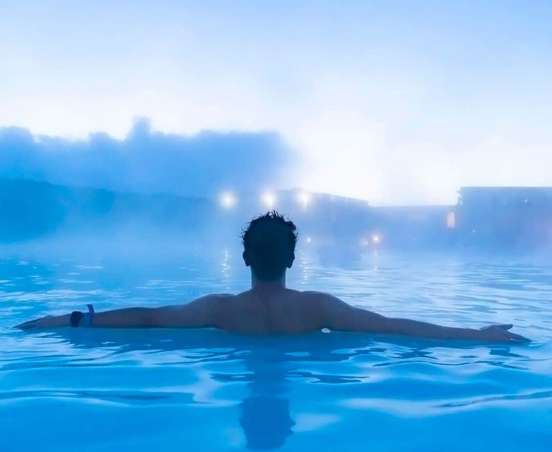 ビートないとーのインスタグラム：「本日21時にアイスランド動画最終話を公開します🇮🇸 約2週間の間、フィンランド、アイスランドを周りました。  またいつか行きたいです✈️✨ ブルーラグーンは最高です♨️」