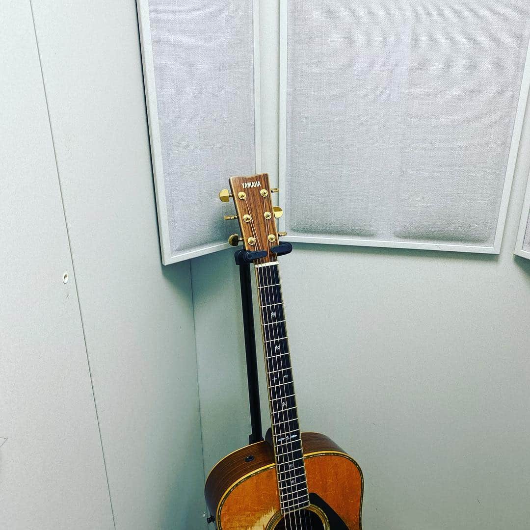 ISEKIのインスタグラム：「おハレルヤ☀️ 朝起きて まずすることは ギターを触ること  さぁ 相棒　時間だよ  今日も良い天気✨ みんなも良き1日を」