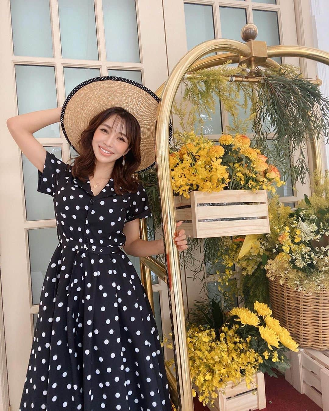 梯真奈美さんのインスタグラム写真 - (梯真奈美Instagram)「おはよう🕊🕊🕊 17日発売のレトロドットシリーズ🌻 シャツワンピース、ギャザートップス、チュールレイヤードスカートの3型だよ✨ スワイプしてね😘 今日は大好評のEMパールイヤリングが発売なので是非12:00お早めにオンラインストアをチェックしてくださいね😆💞 #新作発売♡ #TOPのURLから飛べます🕊 #eimy #eimyistoire」4月15日 10時04分 - official_manami