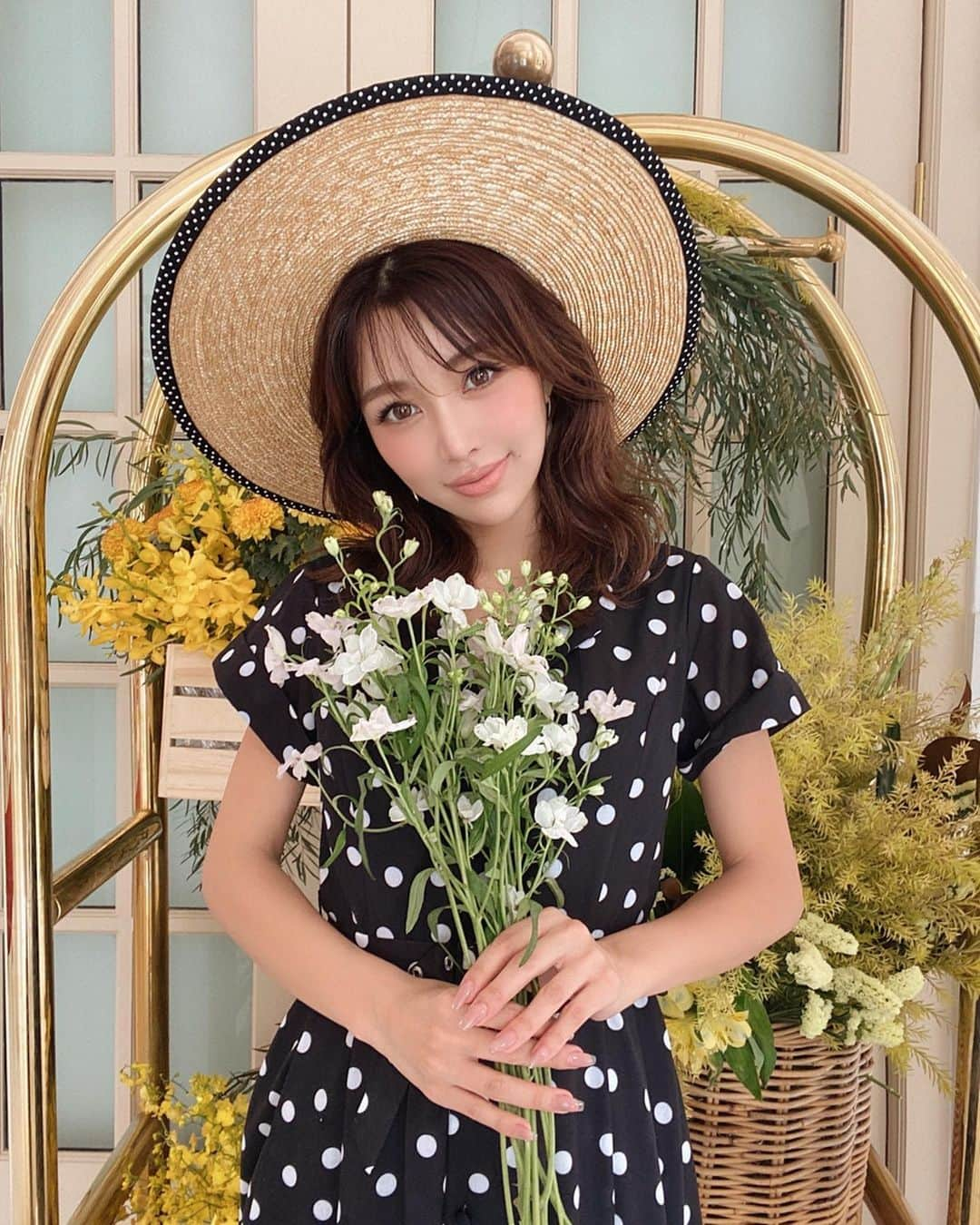 梯真奈美さんのインスタグラム写真 - (梯真奈美Instagram)「おはよう🕊🕊🕊 17日発売のレトロドットシリーズ🌻 シャツワンピース、ギャザートップス、チュールレイヤードスカートの3型だよ✨ スワイプしてね😘 今日は大好評のEMパールイヤリングが発売なので是非12:00お早めにオンラインストアをチェックしてくださいね😆💞 #新作発売♡ #TOPのURLから飛べます🕊 #eimy #eimyistoire」4月15日 10時04分 - official_manami