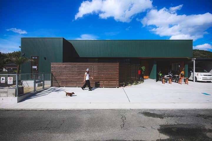コラボハウス一級建築士事務所さんのインスタグラム写真 - (コラボハウス一級建築士事務所Instagram)「.⠀⠀⠀⠀ 車やバイクが好きなご夫婦がつくったのは⠀⠀⠀⠀ 屋根付きガレージのある家。⠀⠀⠀⠀ ダークグリーンのガルバリウムと⠀⠀⠀⠀ 板塀のこげ茶が好相性。⠀⠀⠀⠀ .⠀⠀⠀⠀ 愛犬が遊ぶドッグランには⠀⠀⠀⠀ アメリカンフェンスを使用しました。⠀⠀⠀⠀ 世田谷ベースのような⠀⠀⠀⠀ 大人の遊び心あふれる空間です。⠀⠀⠀⠀ .⠀⠀⠀ こちらはホームページの施工例で⠀⠀⠀ 「新居浜ベース」としてご紹介しています。⠀⠀⠀ @collabo_house　からご覧ください。⠀⠀⠀ #外観 #ファサード #ガルバリウム #ダークグリーン #板塀 #アメリカンフェンス #平屋 #ビルトインガレージ #バイク好き #車好き #アウトドア #世田谷ベース #自分らしい暮らし #デザイナーズ住宅 #注文住宅新築 #設計士と直接話せる #設計士とつくる家 #コラボハウス #インテリア #愛媛 #香川 #新築 #注文住宅#マイホーム」4月15日 10時00分 - collabo_house