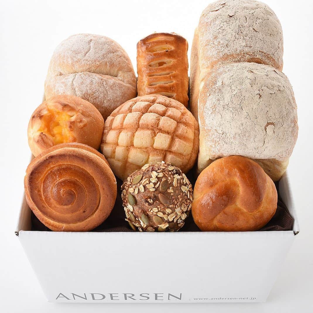 ANDERSEN アンデルセンさんのインスタグラム写真 - (ANDERSEN アンデルセンInstagram)「アンデルセンネット  広島アンデルセンのパンを 冷凍でお取り寄せできる アンデルセンの通信販売。  季節のパンをアソートした 「柑橘かおるパンセット」や 初めてお取り寄せする方にもおすすめの 「パンのおためしセット」、 デリカテッセンと組み合わせたアソートなども ご用意しています。  おいしいパンをお取り寄せして、 おうちで過ごす時間を、もっとヒュッゲに。  アンデルセンネットをご利用ください。 →@andersennet . #アンデルセン #パン #ベーカリー #アンデルセンのパン #アンデルセンネット #アンデルセンの通信販売 #パンのお取り寄せ #パンギフト #パン詰め合わせ #広島アンデルセン #デリカテッセン #パンのある暮らし #パンのある生活  #パンスタグラム #パン大好き . #andersen #bread #bakery #hygge #andersennet」4月15日 10時01分 - andersen_official_jp