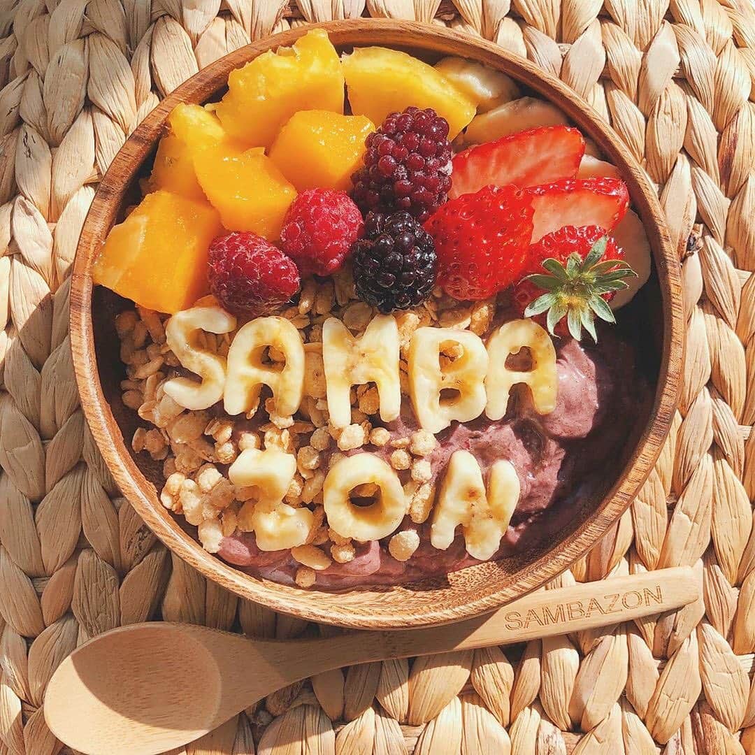 Sambazonさんのインスタグラム写真 - (SambazonInstagram)「先日のプレゼント企画で当選された @yukamaid さんに素晴らしいアサイーボウルをpostして頂きました💜  なんとバナナでSAMBAZONと型抜きされています😍 ありがとうございます！！Stay Healthy! . ・・・ @sambazon_jp 🤎 Thank you for a happy present🥥 これでいつも以上に美味しく食べれる🍓🌺 . #sambazon #acaibowl #stayhomehealthy #ステイホーム　#ヘルシー　#免疫力　#抗酸化　#アサイーボウル#サンバゾン#アサイー　#safehands」4月15日 10時14分 - sambazon_jp