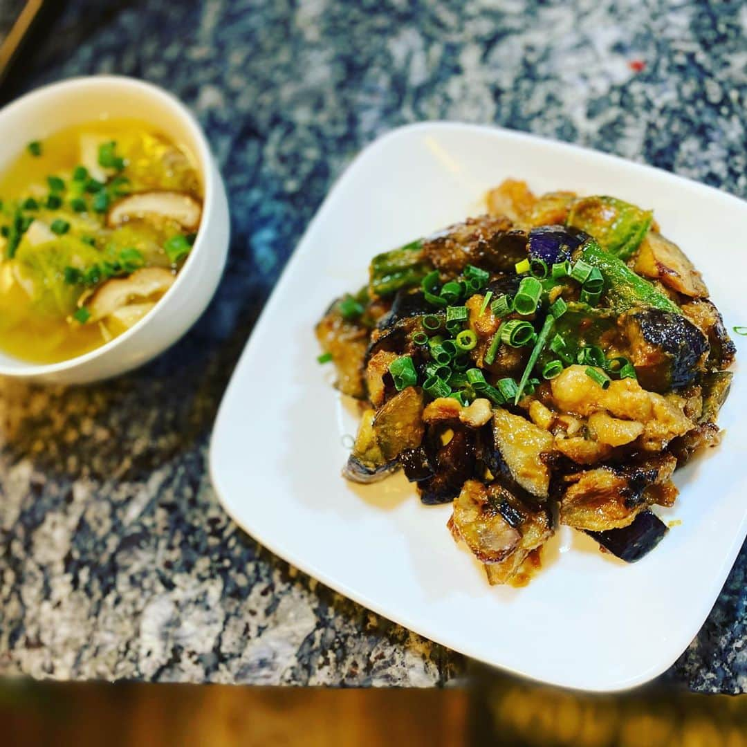 りんたろーさんのインスタグラム写真 - (りんたろーInstagram)「Rin's kitchen で作ったお料理さん達を ちょこっと紹介😘詳細は後日YouTube EXITcharannelにて▶️ #自粛期間中　#料理ばっかやってる #料理ではなくて　#なんとなく #映えてる風の料理の撮り方ばかり #上達していく　#りんたろーは #気付いた　#ぐちゃぐちゃの料理でも #最後にネギパラパラってしたり #ベビーリーフひらひらってしたら #大抵の料理見れるようになる説笑 #みんなもおすすめ　 #ダイエットレシピ　#あったら #教えてね😘」4月15日 10時15分 - rin_the_sky